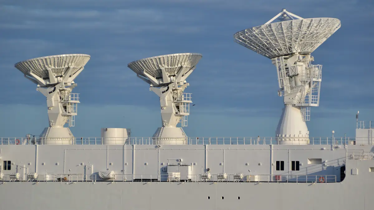 Radar and navigation mast on a ship